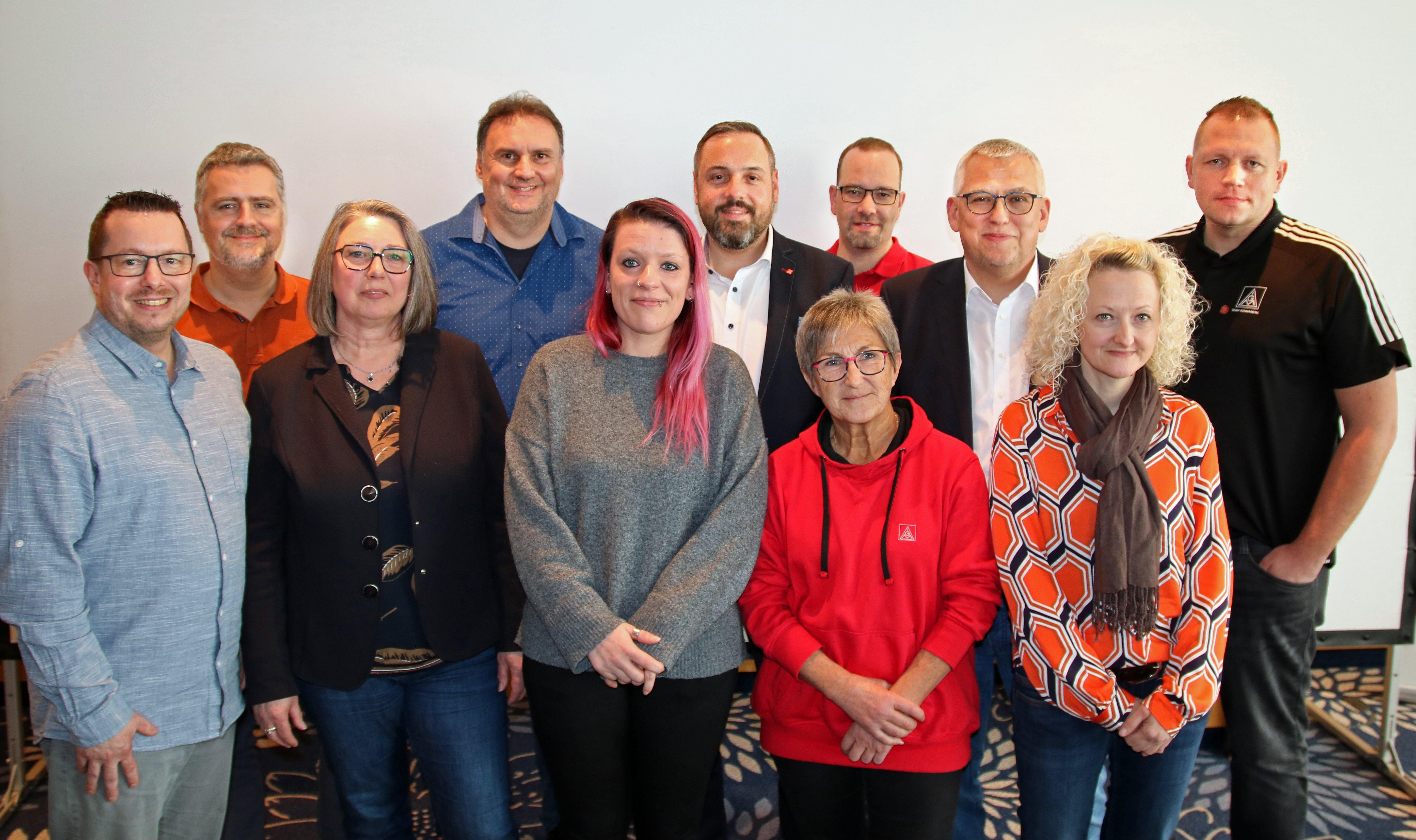 Der Ortsvorstand der IG Metall Ostoberfranken (v.l.n.r): Thomas Strobel (Wilo, Hof), JanTröger (ABM, Marktredwitz), Claudia Augustin (KSB, Pegnitz), Anton Wolf (KSB, Pegnitz), Tina Schramm (Mann+Hummel, Himmelkron), Stefan Winnerlein (2. Bevollmächtigter), Renate Guist (GDD, Kulmbach), Markus Pesahl (Groeneveld-BEKA, Pegnitz), Volker Seidel (1. Bevollmächtigter), Nadine Anger (SDW, Röslau) und Benjamin Meinhardt (Kennametal, Mistelgau). Foto: Gerald Hierer - IG Metall Ostoberfranken
