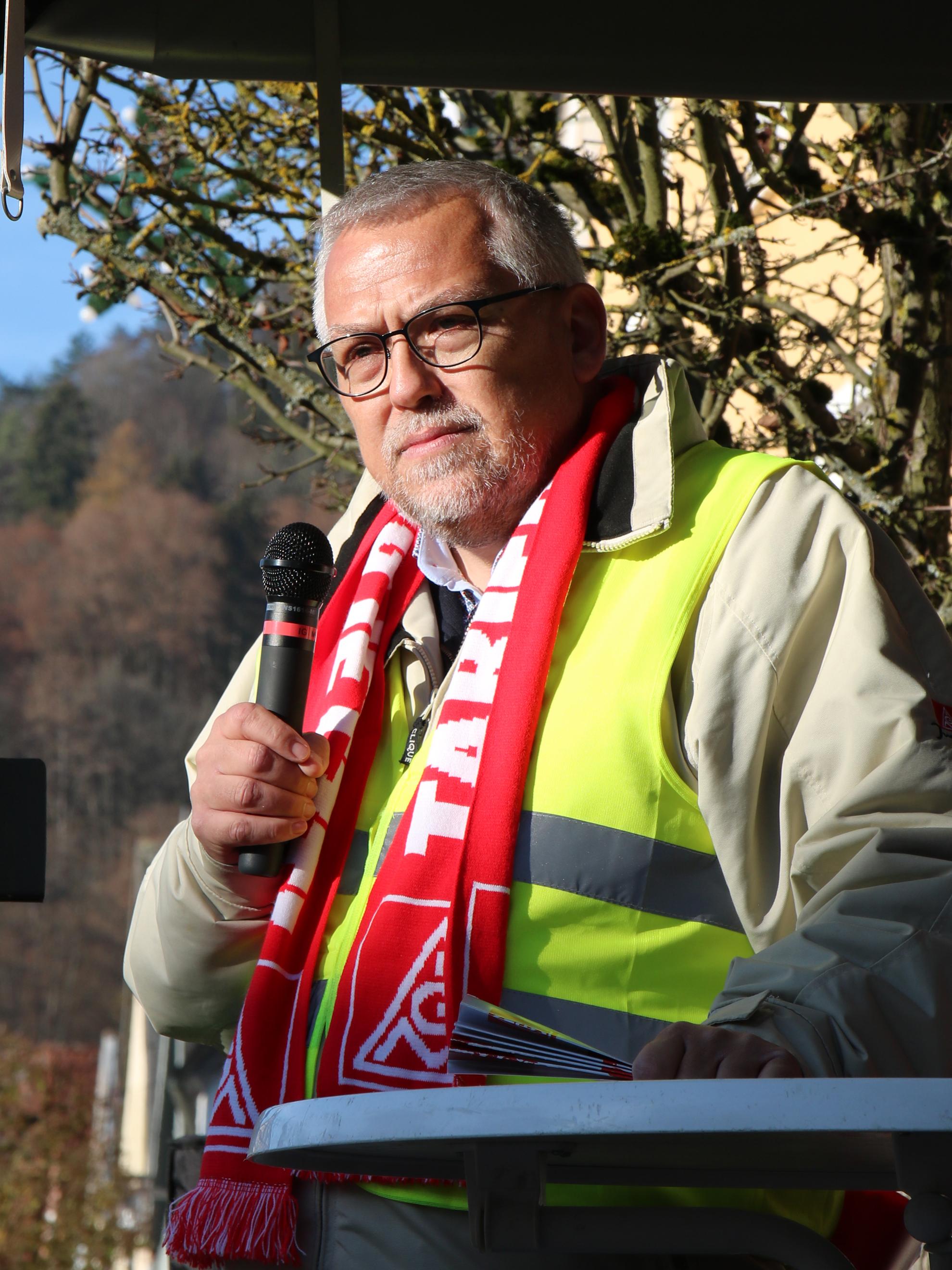 Volker Seidel spricht auf einem Warnstreik