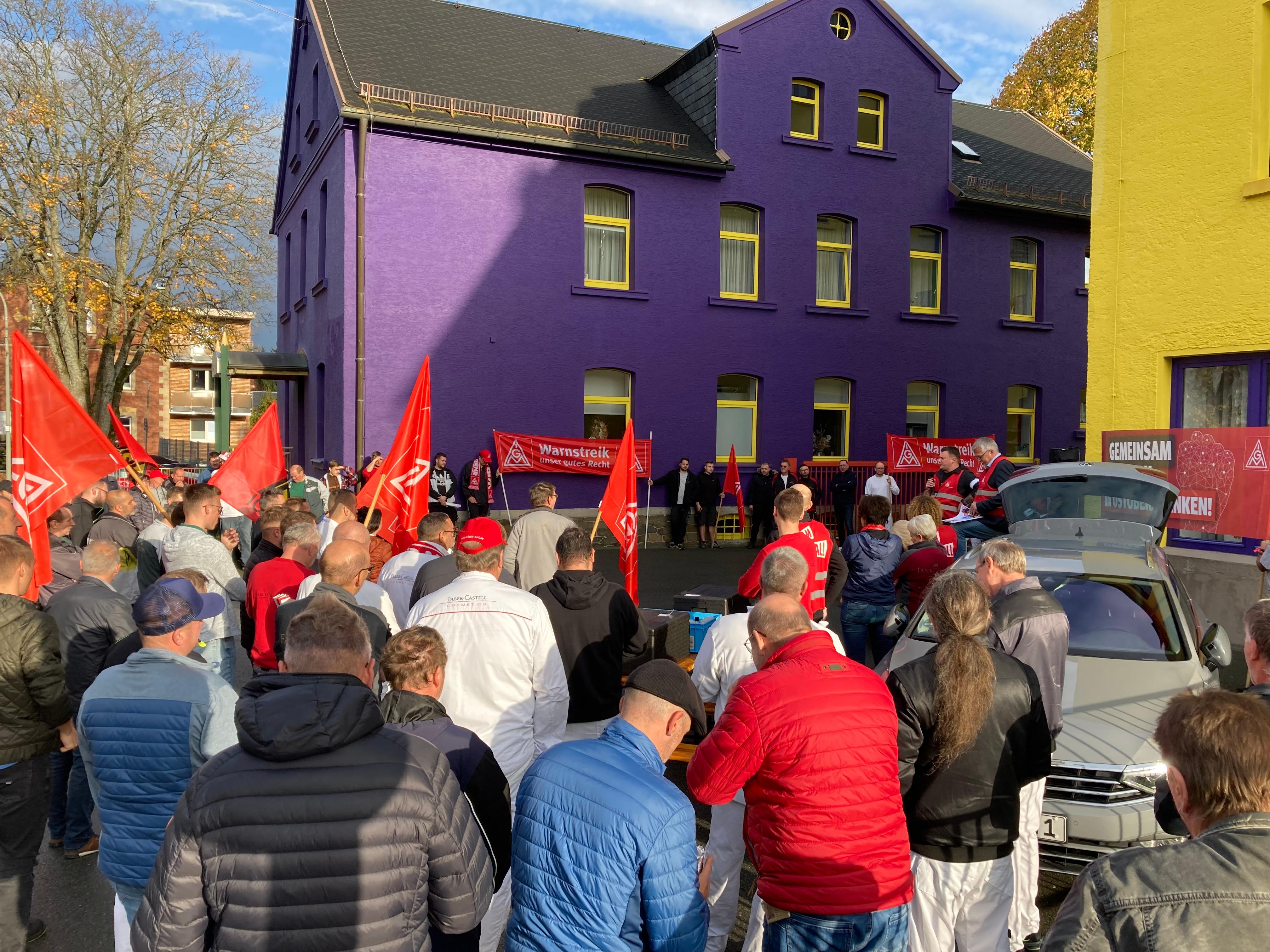 Warnstreik bei Faber-Castell in Gerolsdgrün im Rahmen der Tarifrunde 2022