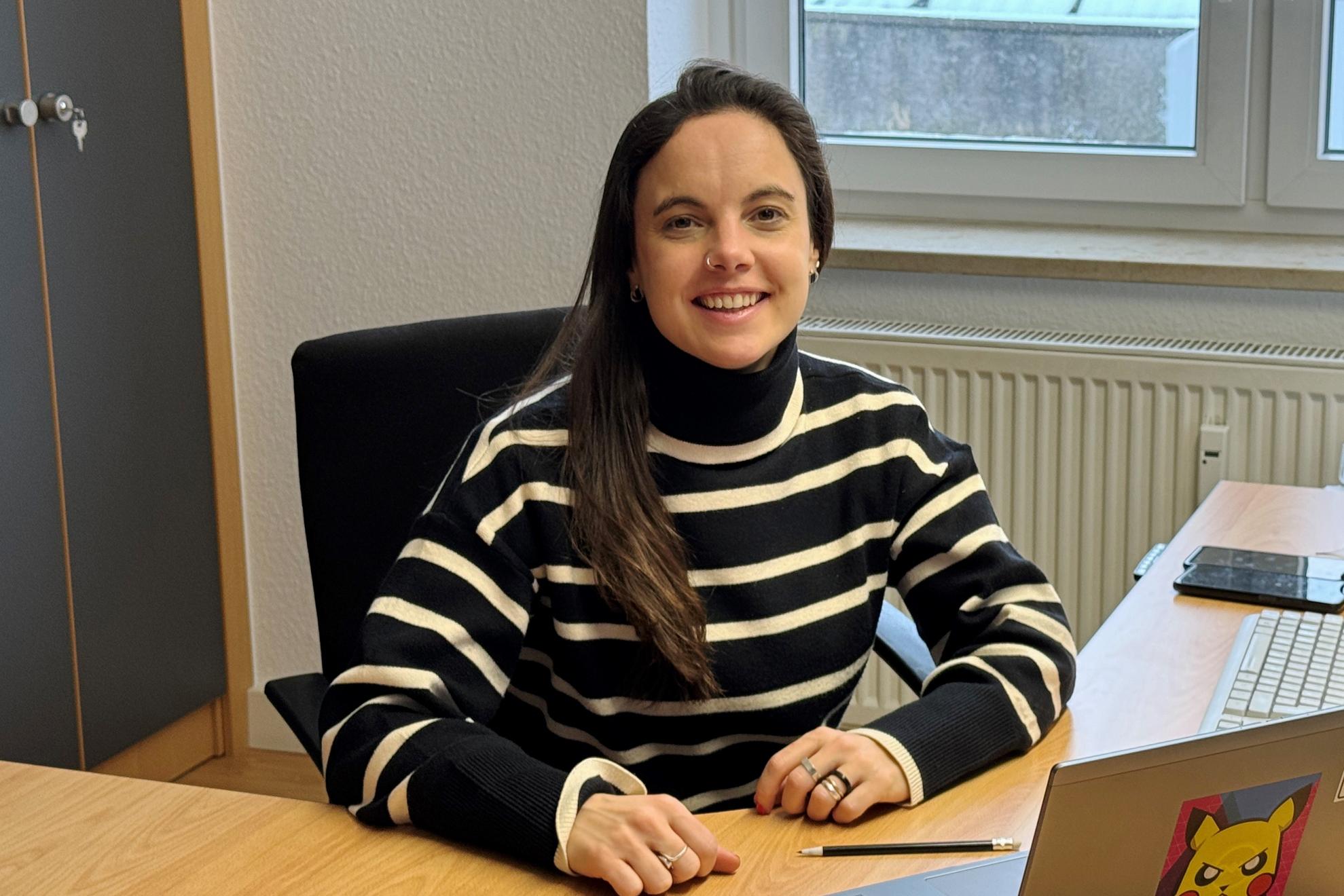 Im Rahmen ihres Praxiseinsatzes kommt Lucía mit in die Betriebe und lernt die Geschäftsstellenarbeit kennen. 