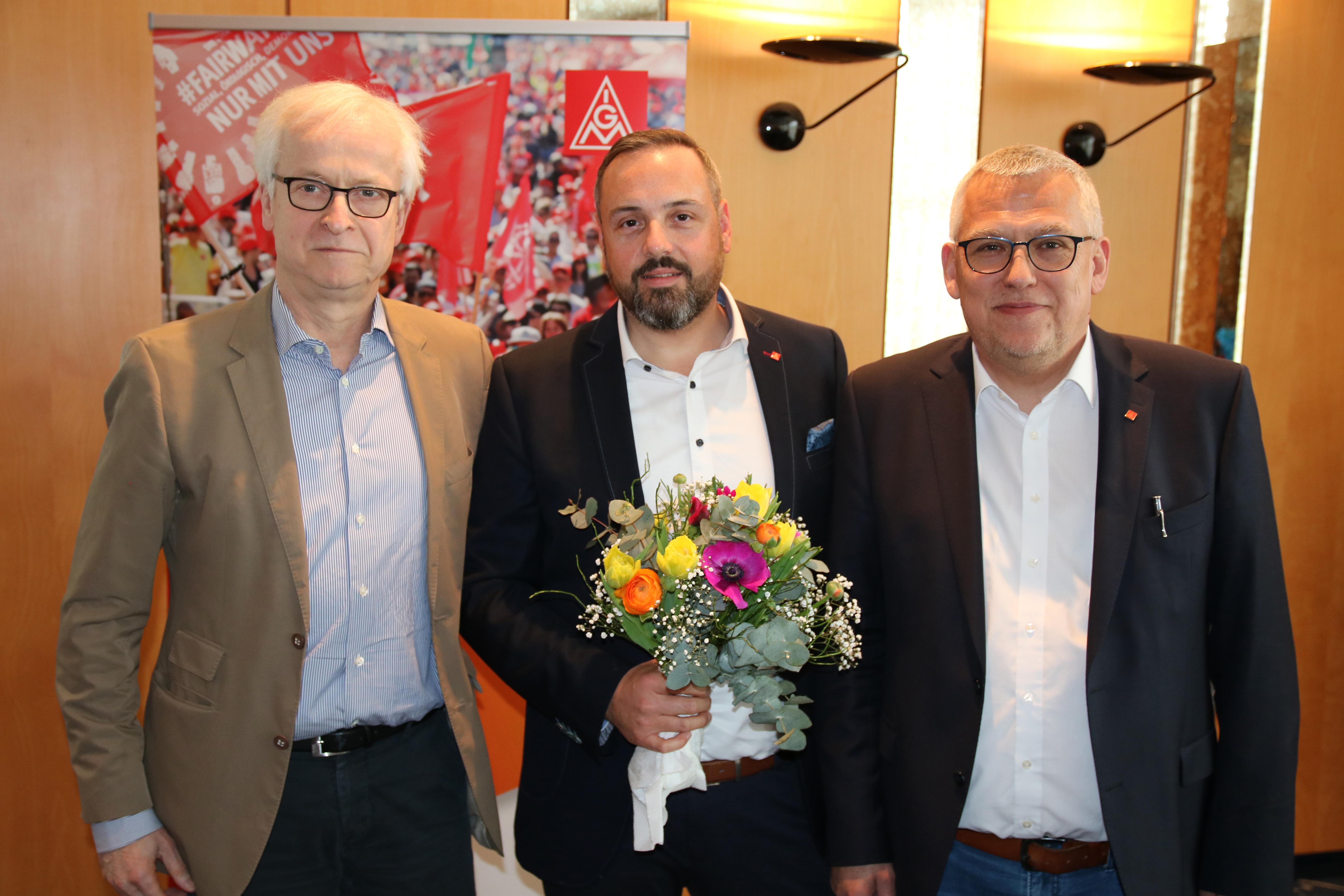 Die wiedergewählten Bevollmächtigten der IG Metall Ostoberfranken mit Gast (v.l.n.r.):Hans-Jürgen Urban (geschäftsführendes Vorstandsmitglied der IG Metall), Stefan Winnerlein (2. BeVo) und Volker Seidel (1. BeVo)
