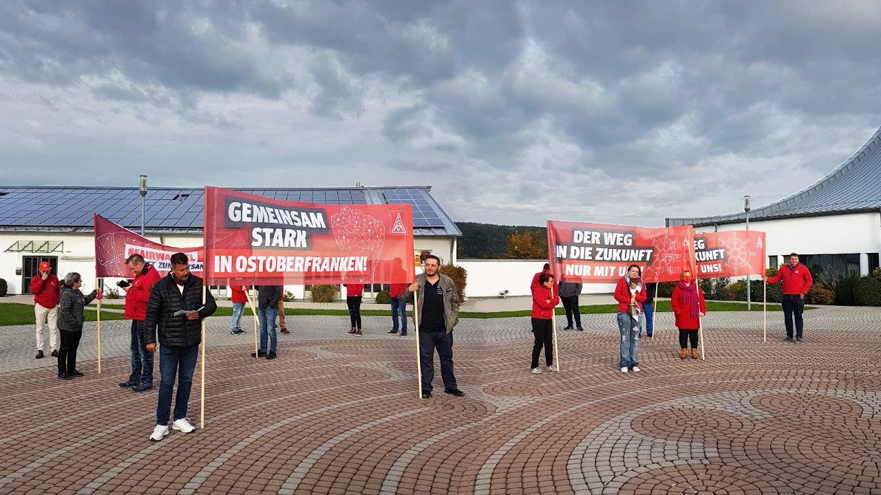Abschlusskundgebung Aktionstag 2022 - Fairwandel. Autobahnaktion mit Botschaften auf Brücken