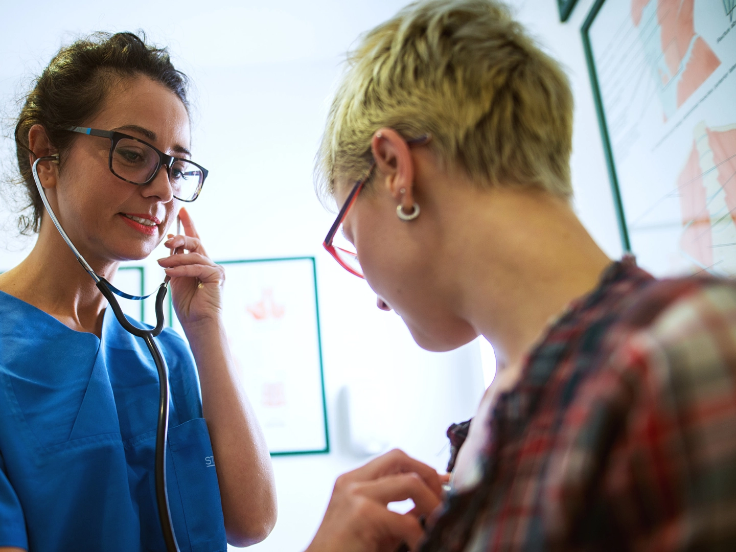 Eine Ärztin untersucht eine Patientin