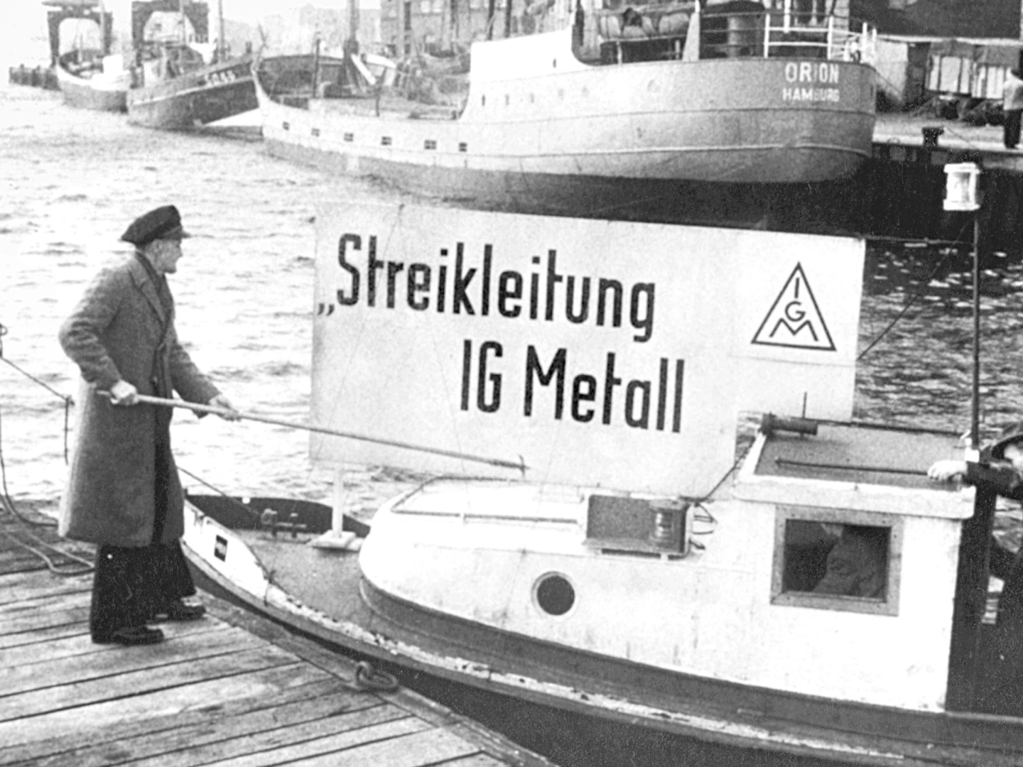 Eine für die Streikleitung angemietete Barkasse im Kieler Hafen beim Streik um die Lohnfortzahlung 