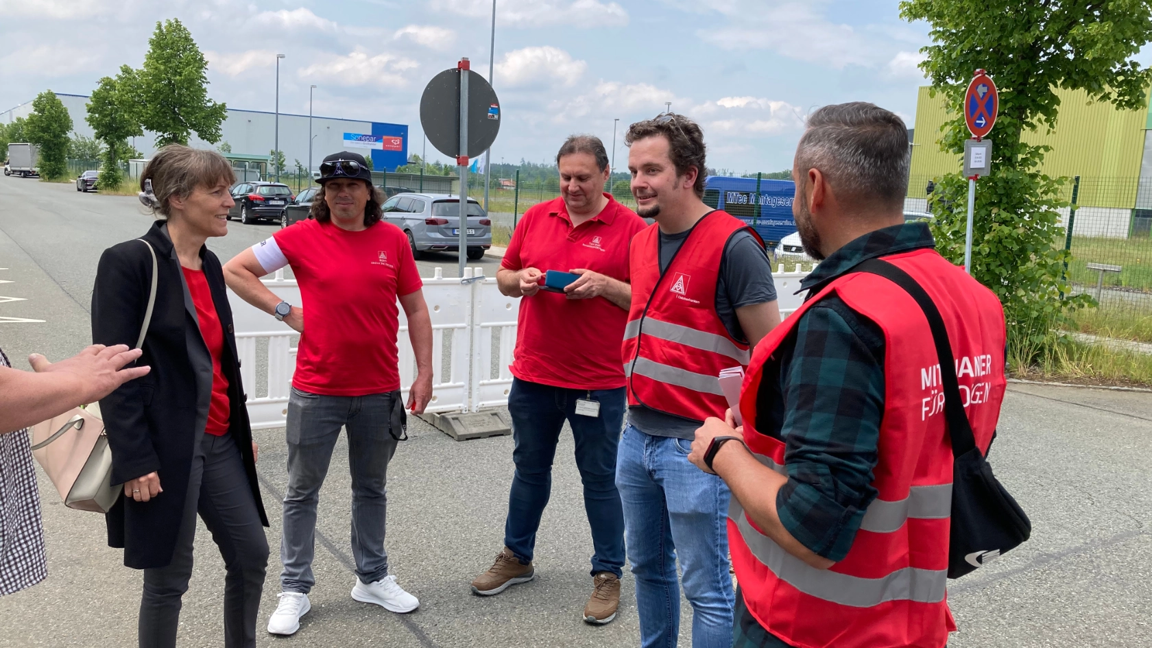 OB Eva Döhla im Gespräch auf dem Warnstreik bei Nexans in Hof