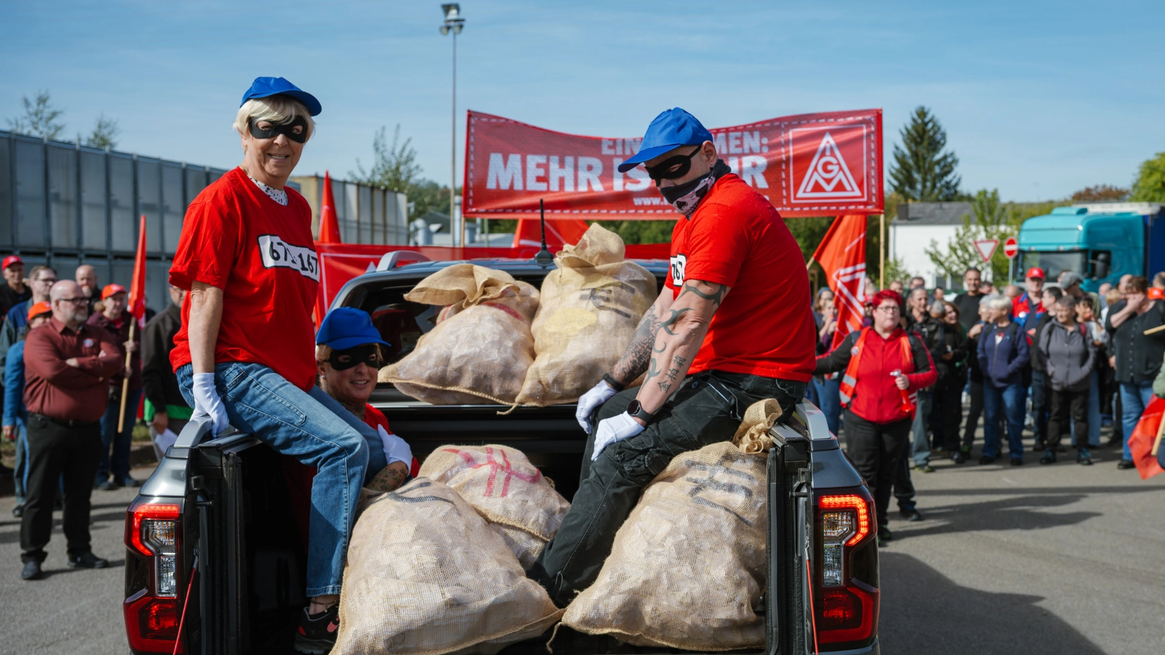Unternehmer klauen als Panzerknacker verkleidet Geldsäcke aus dem Betrieb<br/>bei AIOS Überherrn/Saarland.<br/>Am 21. September werden die Beschäftigten der Automobilindustrie ein deutliches Zeichen setzen – bundesweit bei unzähligen betrieblichen Aktionen, bei unzähligen Zulieferbetrieben und Herstellern. Nicht länger werden sie sich zu Sündenböcken machen lassen für eine Krise, die sie nicht verursacht haben. Nicht länger werden sie die Zeche für Managementfehler und die Folgen geopolitischer Konflikte zahlen. Damit ist jetzt Schluss! Die Beschäftigten sagen: Jetzt reicht’s!
