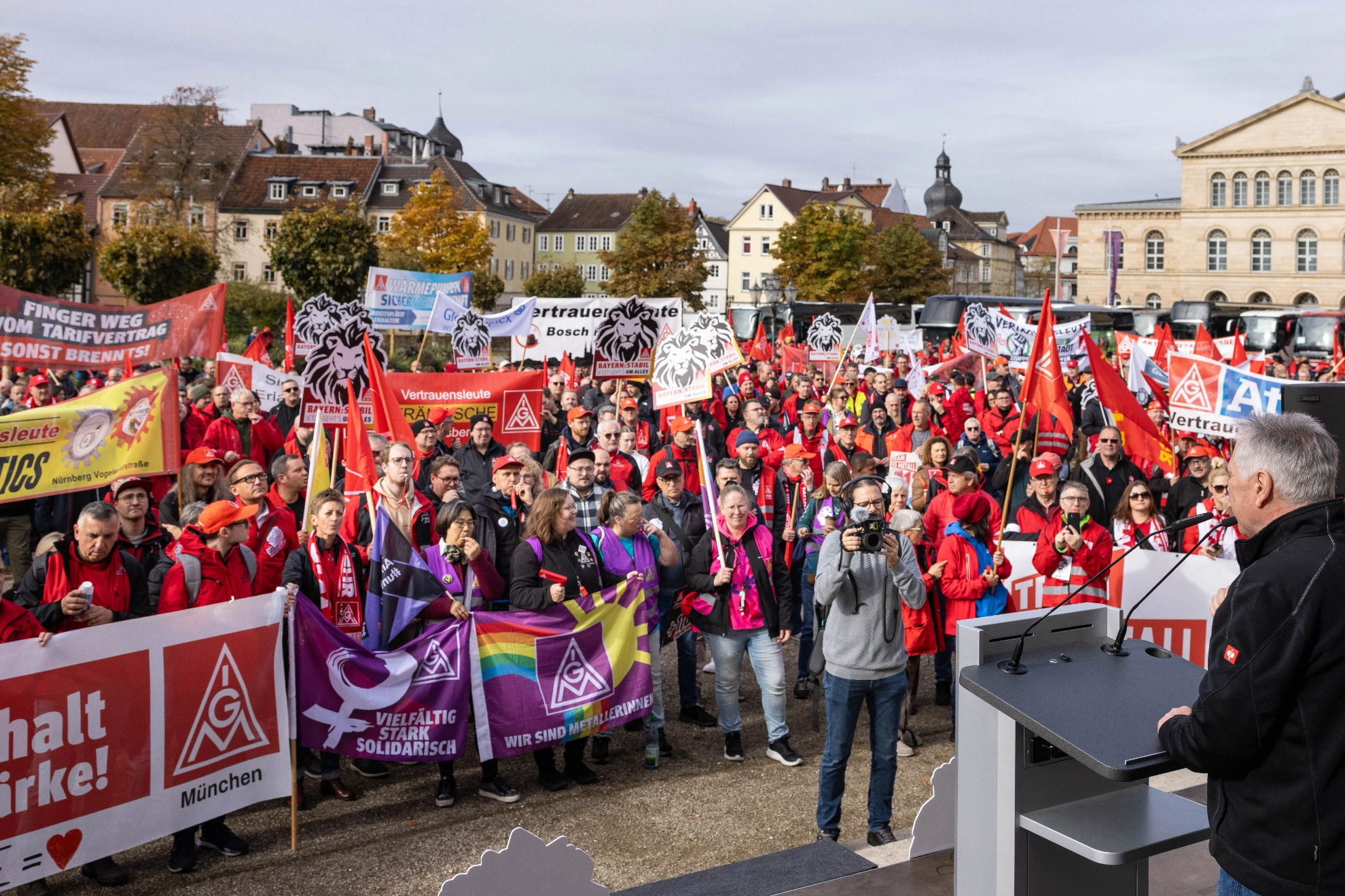 Die zweite Runde der Tarifverhandlungen für die Metall- und Elektroindustrie 2026 ist am Dienstag in sechs regionalen Verhandlungen angelaufen. Erstmals in dieser Tarifbewegung legten die Arbeitgeber nun ein Angebot vor: Die Arbeitgeber bieten eine einmalige Zahlung in Höhe von 1 Prozent des durchschnittlichen, tariflichen Jahresbrutto in der Branche zum Juli 2027, eine tabellenwirksame Entgelterhöhung von lediglich 1,3 Prozent ab Juli 2028 sowie eine Laufzeit bis Ende 2028 an. Gleichzeitig verbinden sie ihr Angebot mit weiteren Forderungen nach einer Ausweitung der Differenzierung und Debatten über Krankenstände. Zur Kostensenkung wollen sie ein betriebliches Instrument zur Sicherung von Investitionen, Innovationen, Standorten und Beschäftigung einführen.