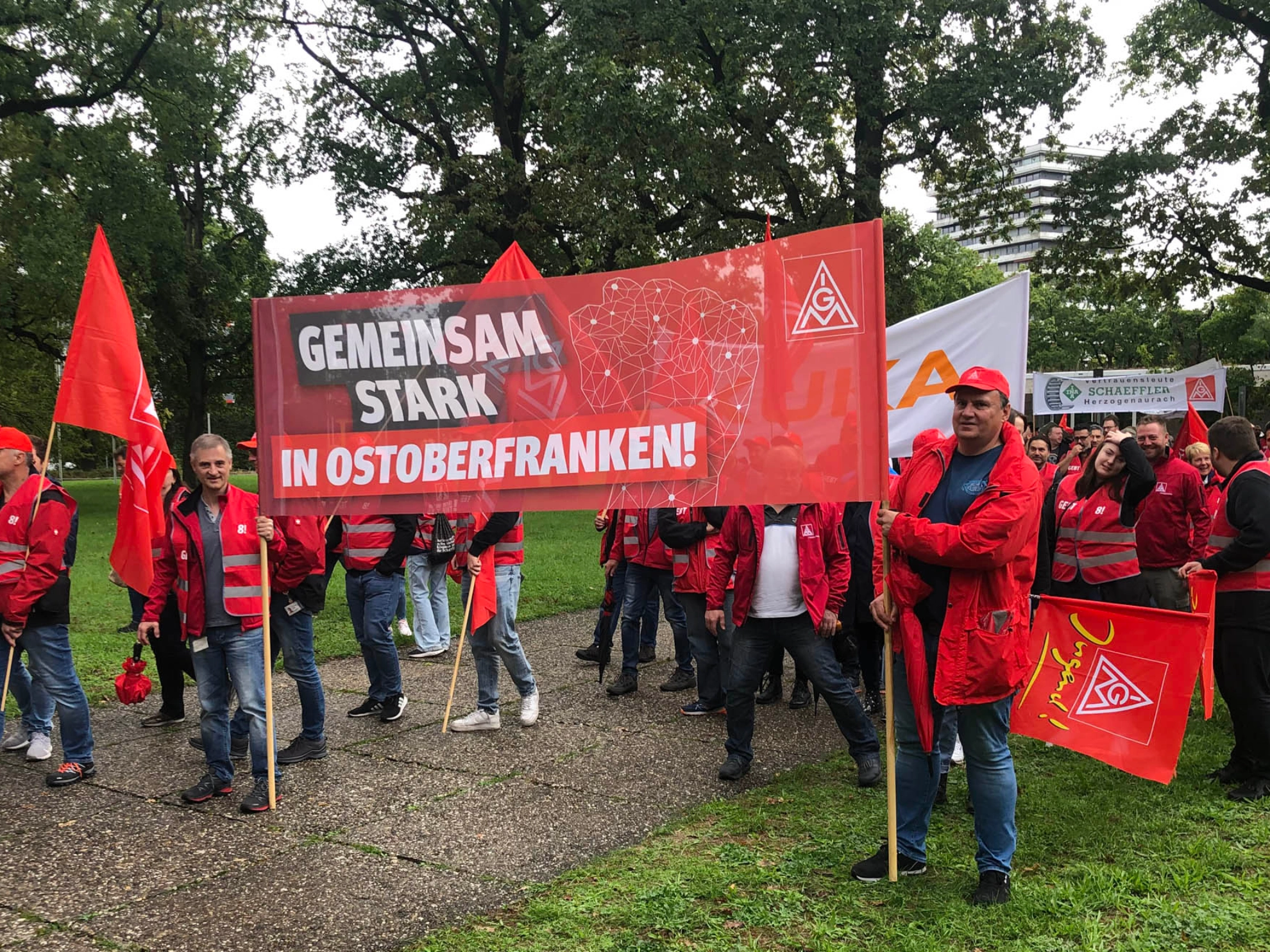 Am 15.09.2022 kamen 4.000 Kolleginnen und Kollegen darunter zwei Bussebesatzungen der IG Metall Ostoberfranken zum Tarifauftakt nach Nürnberg. 