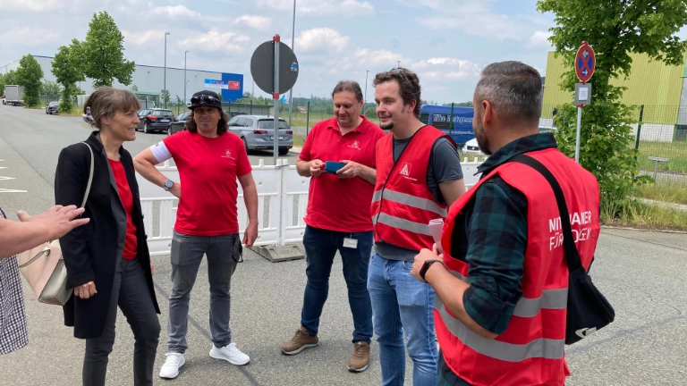 OB Eva Döhla im Gespräch auf dem Warnstreik bei Nexans in Hof