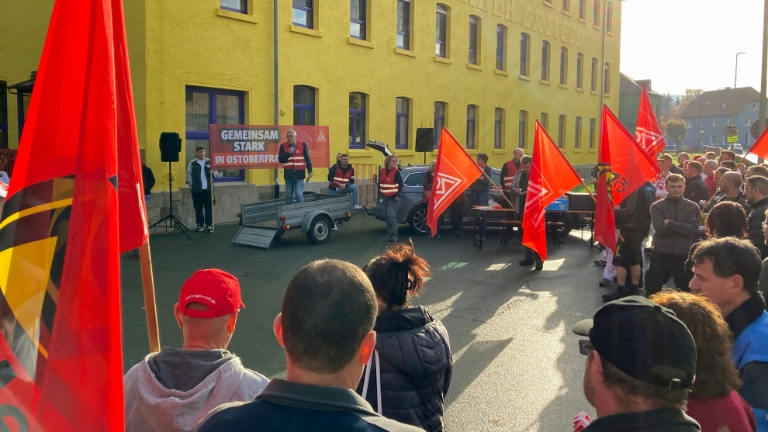 Warnstreik bei Faber-Castell in Geroldsgrün zur Tarifrunde 2022 in der dt. Bleistiftindustrie