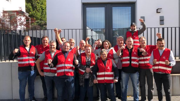 VKL und Aktivenkreisleitungen mit Warnweste vor Schule
