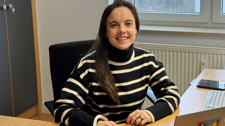 Im Rahmen ihres Praxiseinsatzes kommt Lucía mit in die Betriebe und lernt die Geschäftsstellenarbeit kennen. 
