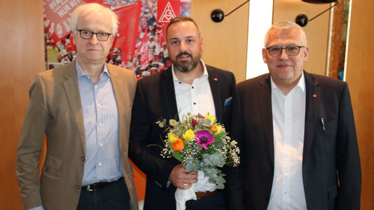 Die wiedergewählten Bevollmächtigten der IG Metall Ostoberfranken mit Gast (v.l.n.r.):Hans-Jürgen Urban (geschäftsführendes Vorstandsmitglied der IG Metall), Stefan Winnerlein (2. BeVo) und Volker Seidel (1. BeVo)