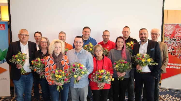 Bildtext: Der neue Ortsvorstand der IG Metall Ostoberfranken mit Gästen (v.l.n.r.):Volker Seidel (1. BeVo), Ralf Dirschl (Tarifteam Bezirksleitung Bayern), Claudia Augustin, Nadine Anger, Jan Tröger, Thomas Strobel, Anton Wolf, Renate Guist, Markus Pesahl, Tina Schramm, Benjamin Meinhardt, Stefan Winnerlein (2. BeVo) und Hans-Jürgen Urban (geschäftsführendes Vorstandsmitglied der IG Metall)