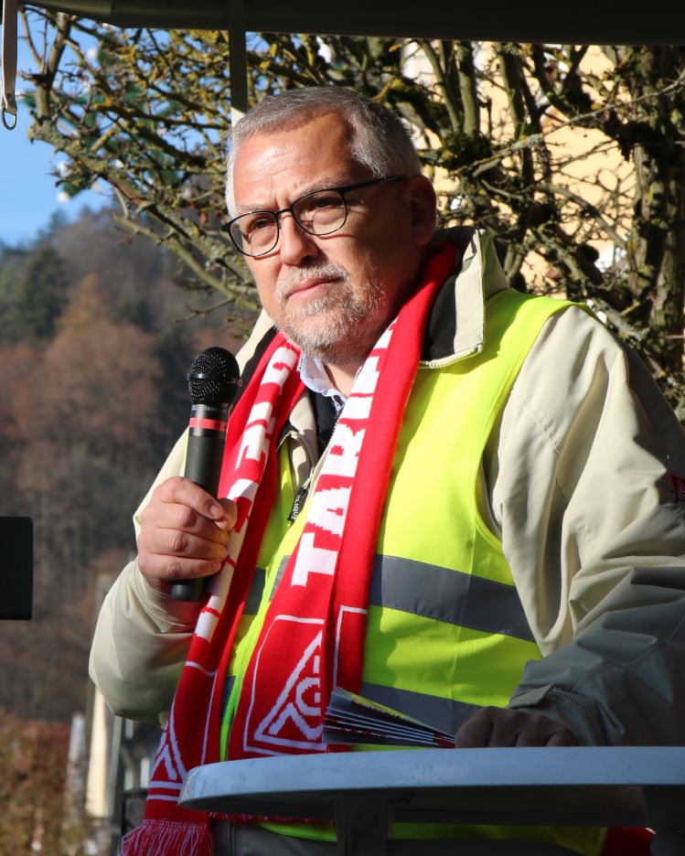 Volker Seidel spricht auf einem Warnstreik
