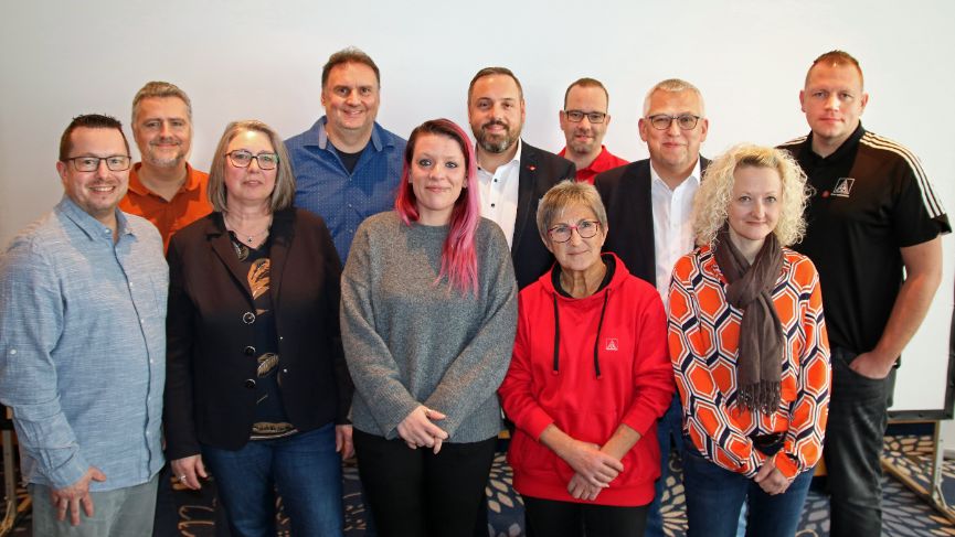 Der Ortsvorstand der IG Metall Ostoberfranken (v.l.n.r): Thomas Strobel (Wilo, Hof), JanTröger (ABM, Marktredwitz), Claudia Augustin (KSB, Pegnitz), Anton Wolf (KSB, Pegnitz), Tina Schramm (Mann+Hummel, Himmelkron), Stefan Winnerlein (2. Bevollmächtigter), Renate Guist (GDD, Kulmbach), Markus Pesahl (Groeneveld-BEKA, Pegnitz), Volker Seidel (1. Bevollmächtigter), Nadine Anger (SDW, Röslau) und Benjamin Meinhardt (Kennametal, Mistelgau). Foto: Gerald Hierer - IG Metall Ostoberfranken
