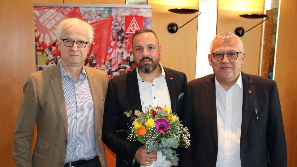 Die wiedergewählten Bevollmächtigten der IG Metall Ostoberfranken mit Gast (v.l.n.r.):Hans-Jürgen Urban (geschäftsführendes Vorstandsmitglied der IG Metall), Stefan Winnerlein (2. BeVo) und Volker Seidel (1. BeVo)