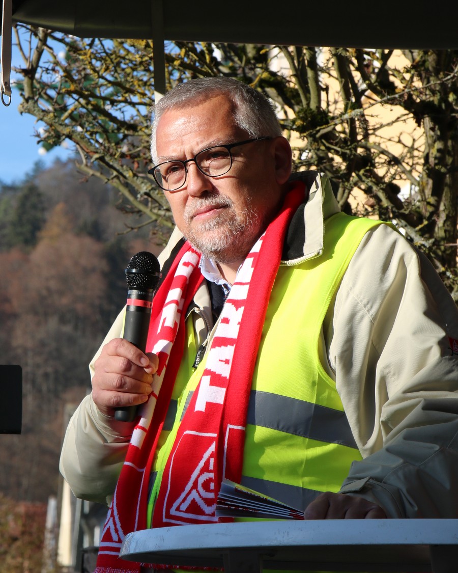 Volker Seidel spricht auf einem Warnstreik