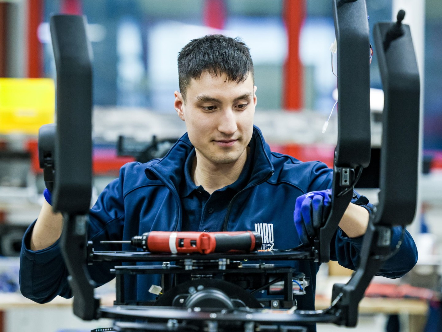 Ein Mitarbeiter in der Produktion bei Hiro Lift in Bielefeld